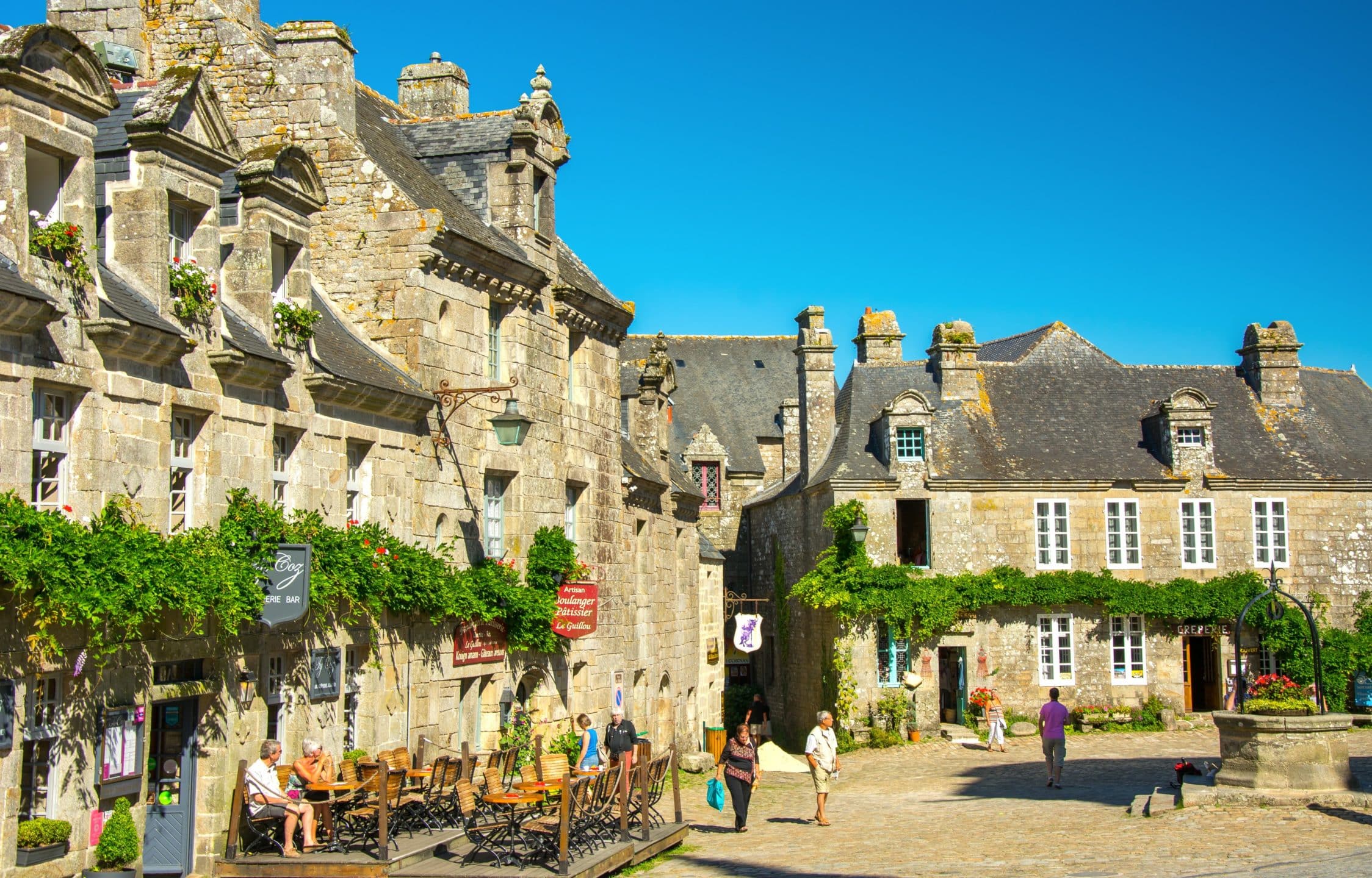 locronan ville proche camping